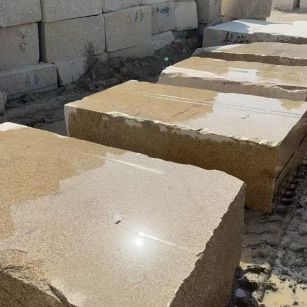 长治 黄金麻方料堆场洗料分选中，原材料充足