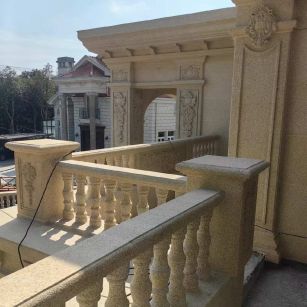 长治 黄金麻别墅外墙干挂雕花配合阳台栏杆花瓶柱