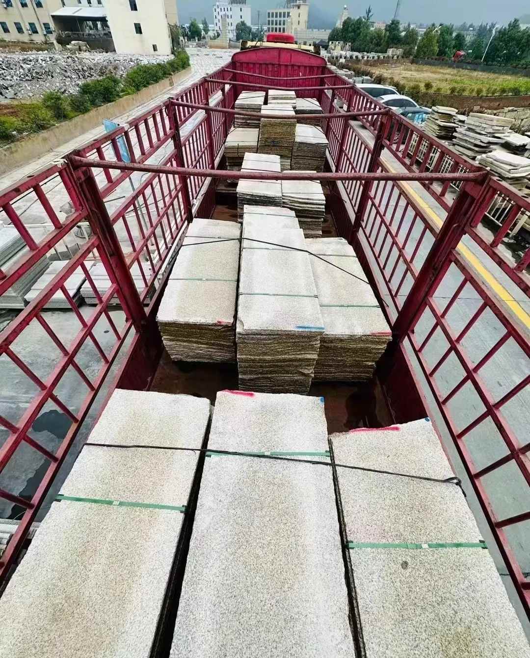 长治 黄金麻花岗岩荔枝面，光面毛板装车完成