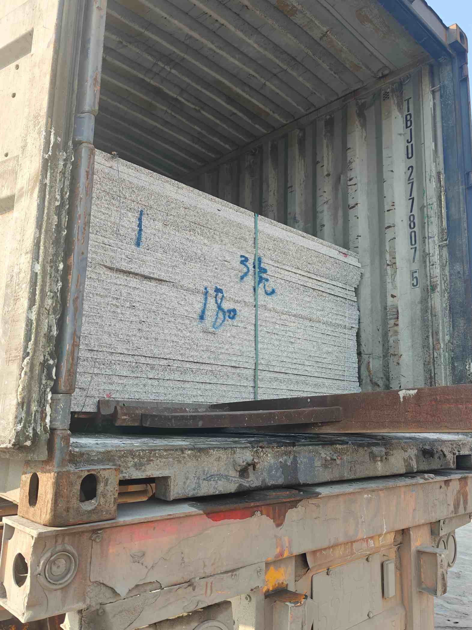 长治 芝麻白花岗岩石材3.0公分光面毛板装柜出货