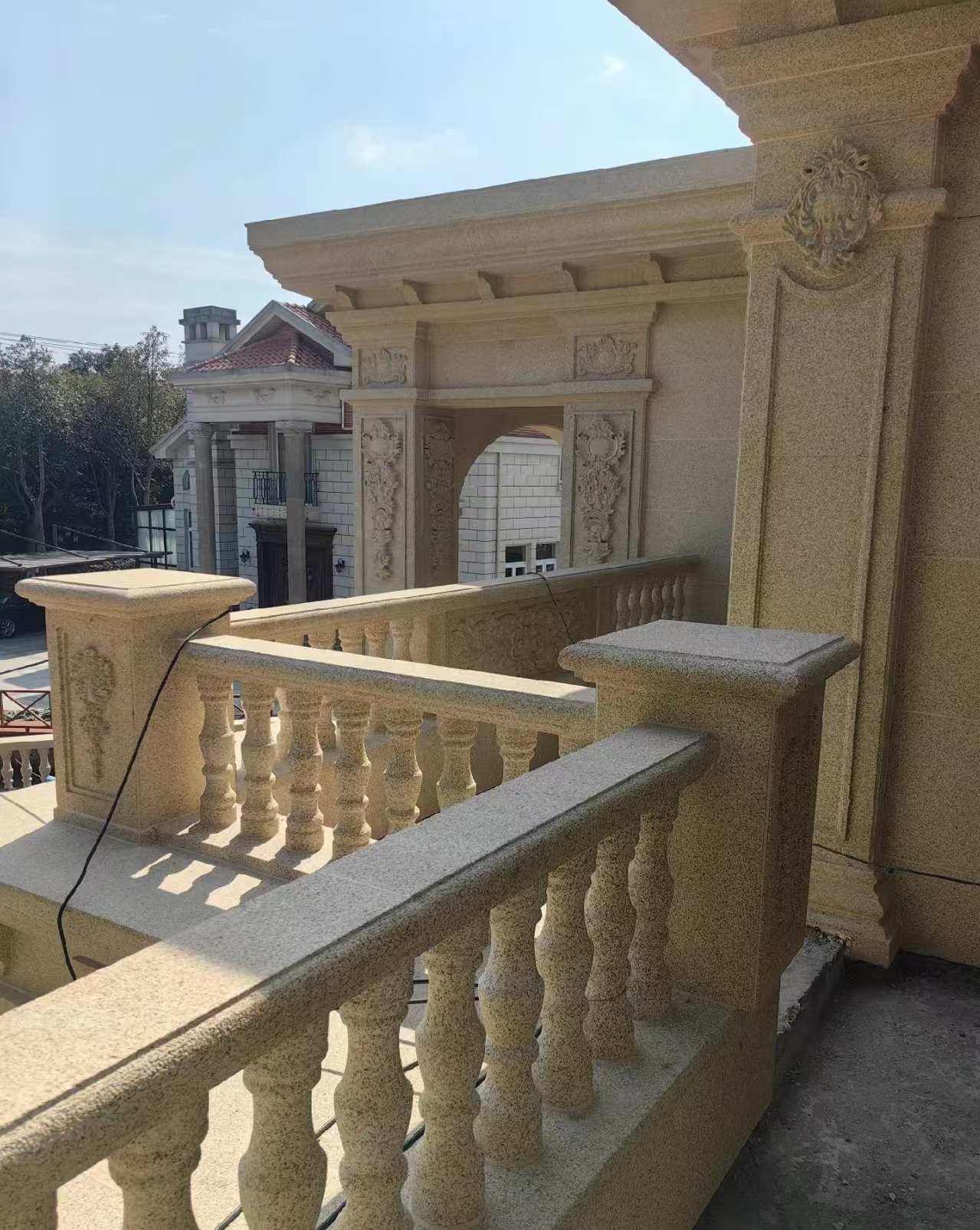 长治 黄金麻别墅外墙干挂雕花配合阳台栏杆花瓶柱