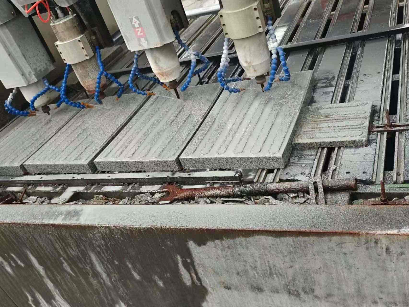 长治 芝麻白花岗岩荔枝面盲道雕刻