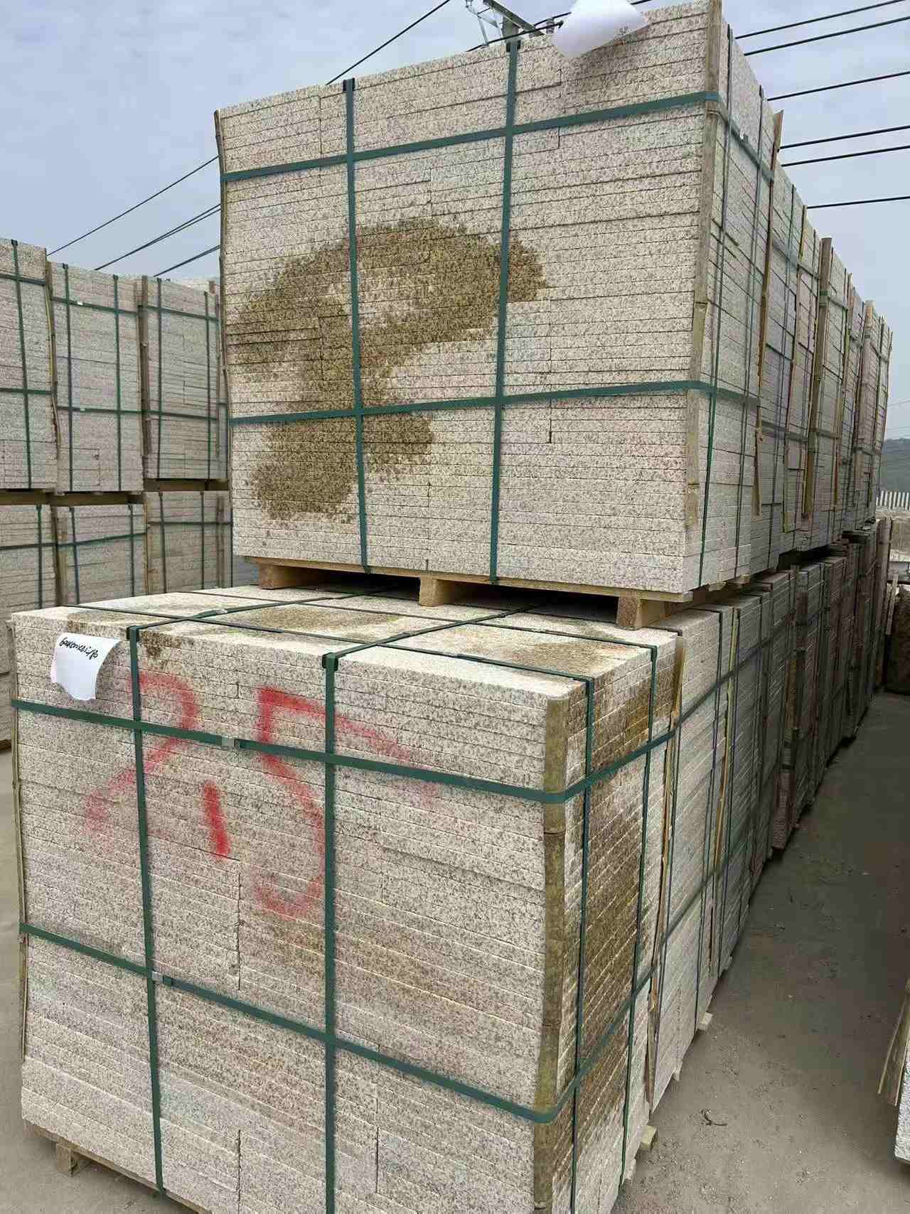 长治 黄金麻花岗岩石材荔枝面地铺石2.5*300*600