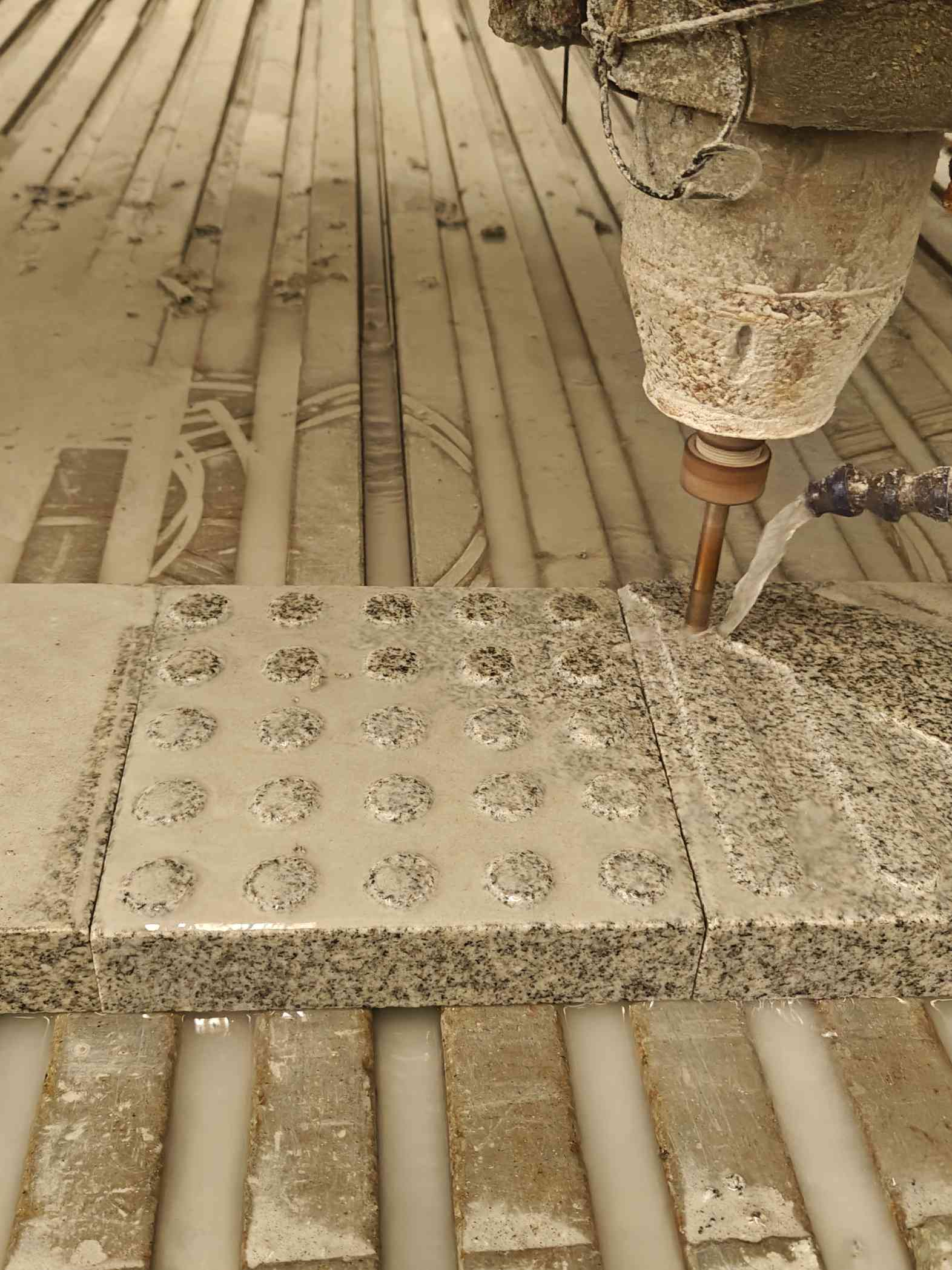 长治 芝麻白花岗岩石材盲人石、盲道石、盲点石