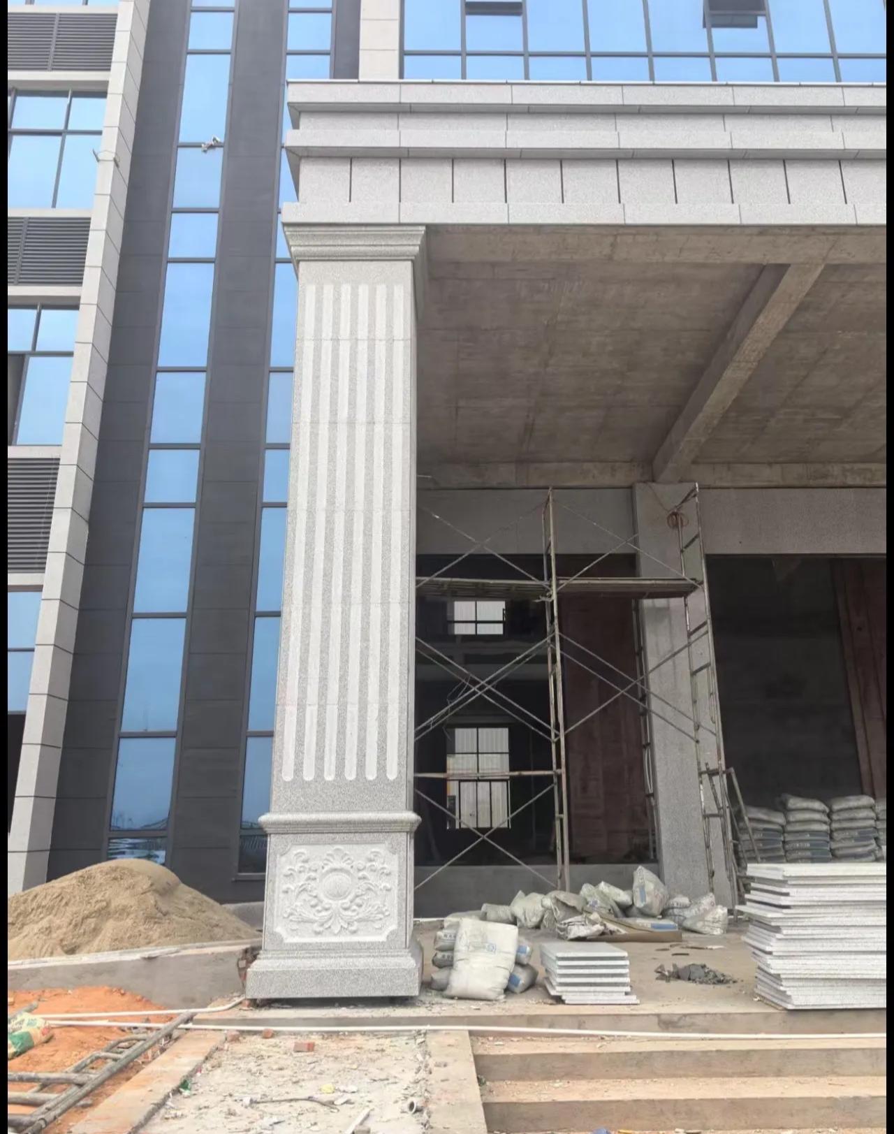 长治 芝麻白光面花岗岩门楼大柱（罗马柱）配雕花底座