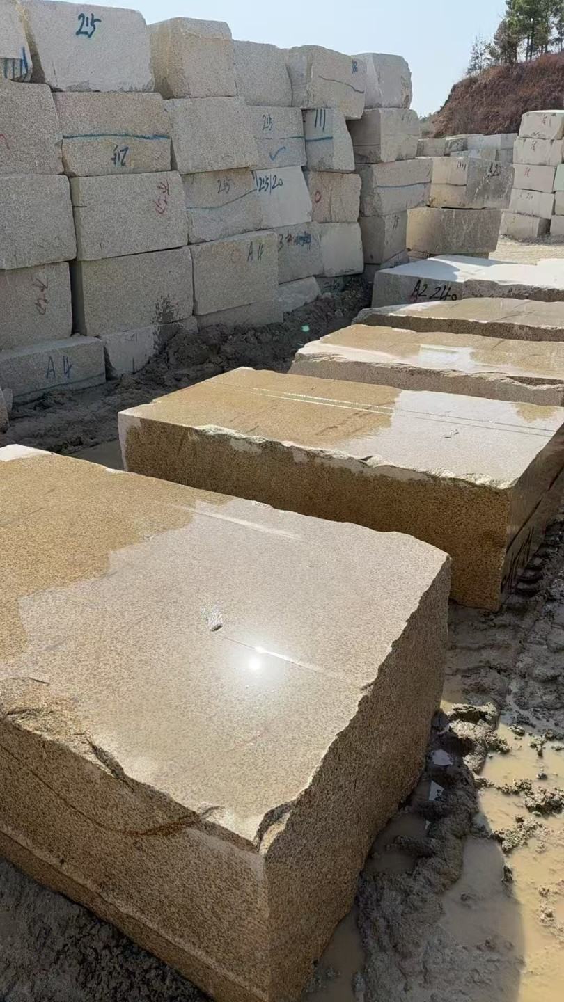 长治 黄金麻方料堆场洗料分选中，原材料充足