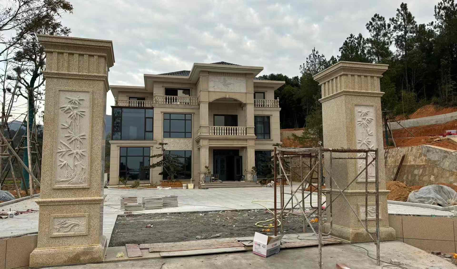 长治 黄金麻花岗岩别墅雕花外墙干挂配上门口雕花罗马柱