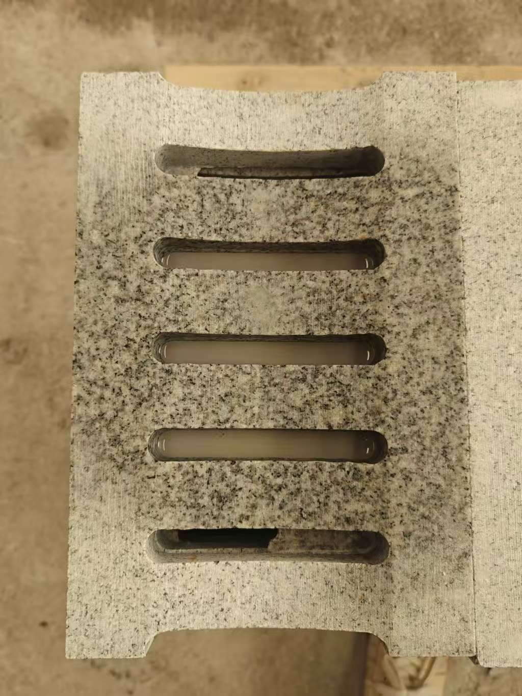 长治 芝麻白拉丝面花岗岩U型开槽排水槽