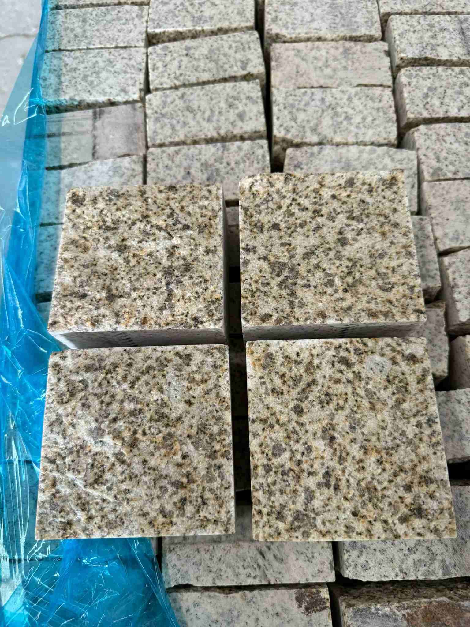 长治 黄金麻花岗岩自然面小方块，弹石，马蹄石等