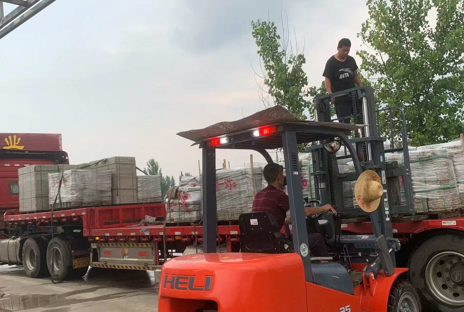 长治 黄金麻冰裂纹，地铺石装车