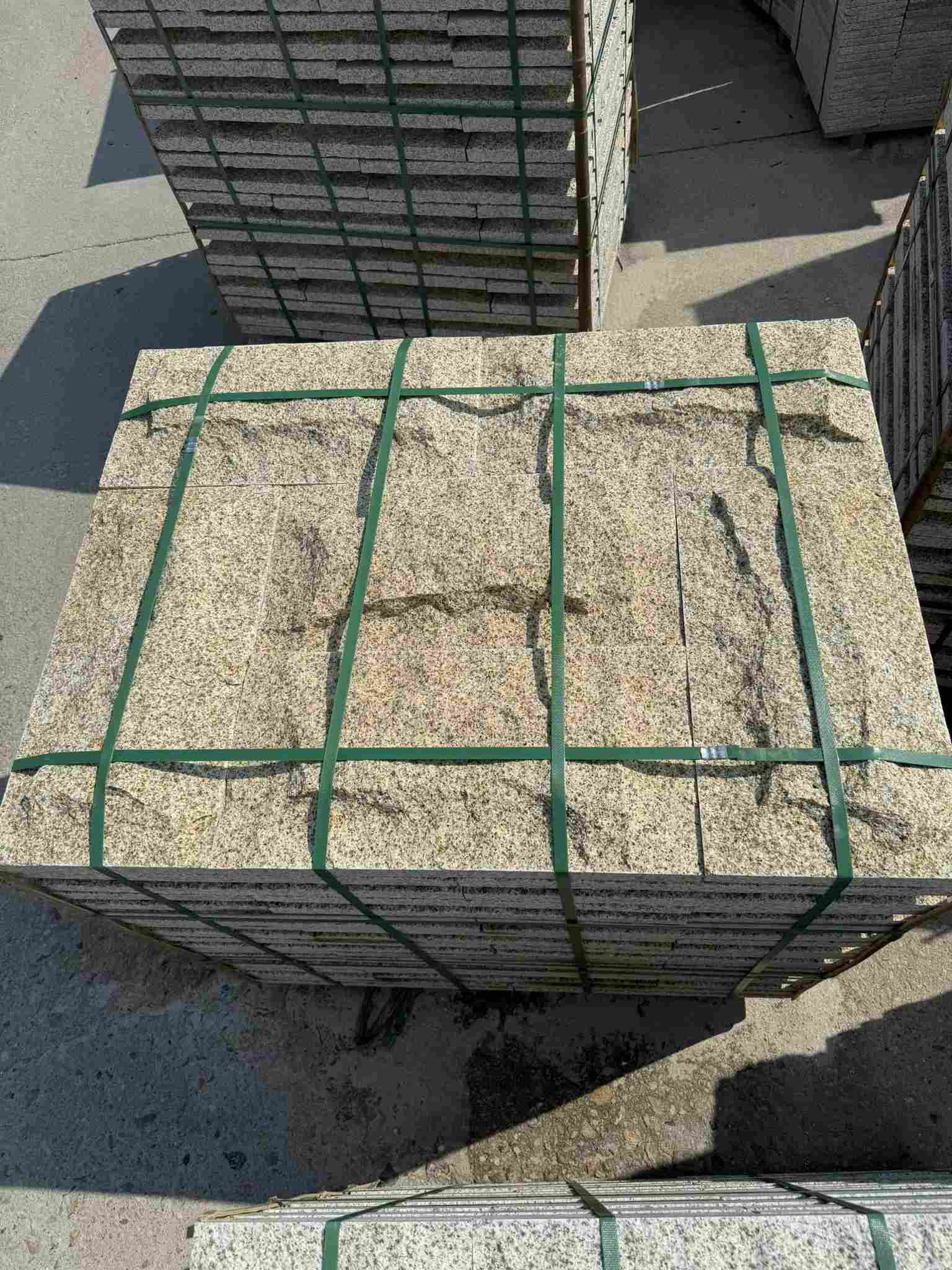 长治 黄金麻花岗岩石材自然面蘑菇石成品