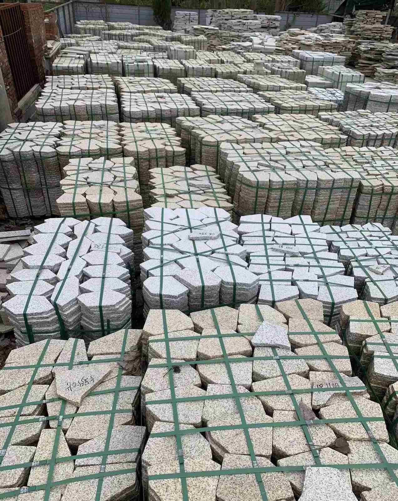 长治 黄金麻白麻花岗岩荔枝面地铺石(冰裂纹)