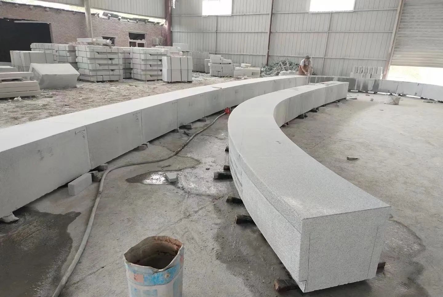 长治芝麻白花岗岩石板材 园林光面弧形坐凳